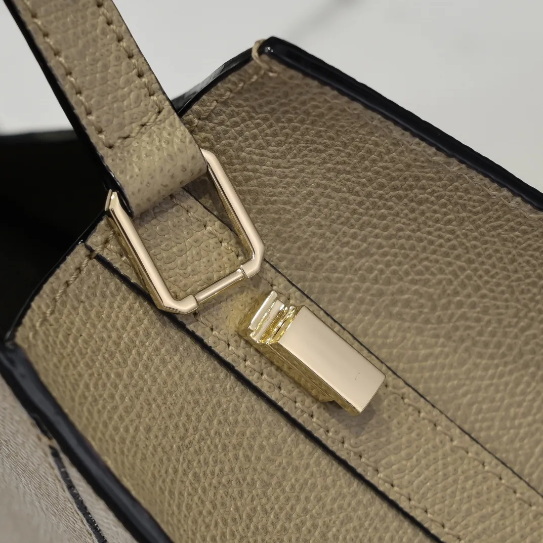 Valextra, the name of Italy's beloved horse, Iside is Val. One of extra's most iconic designs. There is no obvious logo, but the simple collective line design is very recognizable, full of architectural art, and shows a capable and intellectual style. It is made of imported palm-print lining cowhide, with up to five stitches of handwork, and the shiny oil edges test the skill of the craftsman. Small size: 22cm model 6627-1#